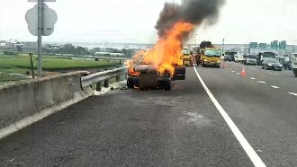 轎車遭拖吊突起火！拖到一半燒精光