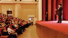 賴清德央大演說（1）前行政院長賴清德（右）14日晚間到中央大學參與菁英講座，發表專題演說，分享成長與從政經驗，台下聽眾專注聽講。中央社記者吳睿騏桃園攝　108年5月14日