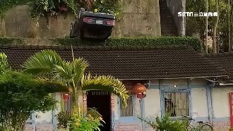 翻覆車掛邊坡險砸民宅　慘況宛拍電影