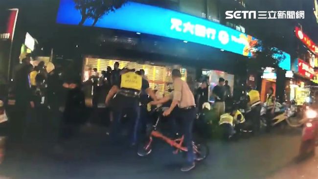 糗！跟車討債怒砸車　笨賊反掛彩送醫