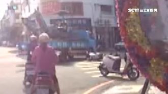 載怪手貨車闖燈　騎士跳車急閃險遭輾