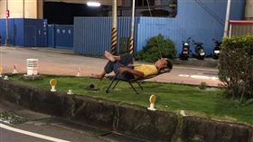 阿伯把安全島當長灘島，豪氣擺躺椅睡覺（圖／翻攝自爆廢公社）