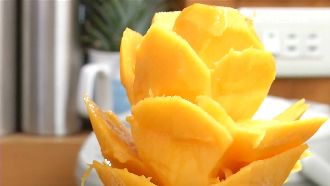 怎切芒果？教一刀綻放「黃金芒果花」