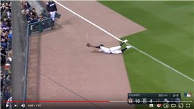 ▲老虎左外野手跌倒變美技接殺。（圖／翻攝自MLB YouTube）