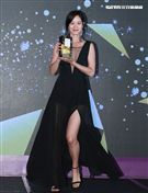 Janet黑色性感爆乳禮服。（記者邱榮吉/攝影）