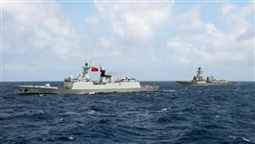 （１６：９）傳美不派艦參加青島閱艦儀式美國媒體3日披露，川普政府將阻止美國海軍派艦參加月底在中國青島的多國海軍活動，以免幫襯中國宣傳國際地位。圖為美軍驅逐艦史托克代爾號（右）與共軍巡防艦衡水號（左）2016年一同演習。（取自US Navy）中央社  108年4月4日