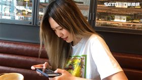 孫盛希與經紀人看直播，知道自己多項入圍時心跳很大力。（圖／滾石唱片提供）