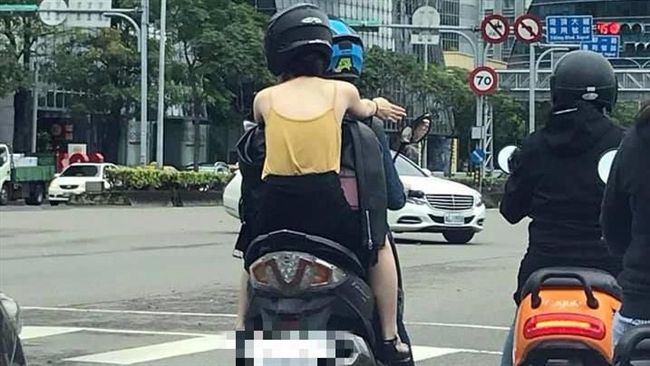 白皙美背第二彈　網友神出女乘客舊照