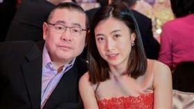 香港富商劉鑾雄跟妻子甘比/全家福。微博