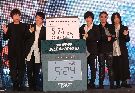 五月天出席電影首映會（2）樂團五月天第3部3D演唱會電影「五月天人生無限公司」將於24日上映，15日傍晚在台北舉行電影首映會，團員阿信（左起）、冠佑、怪獸、石頭、瑪莎一同現身宣傳。中央社記者張皓安攝  108年5月15日