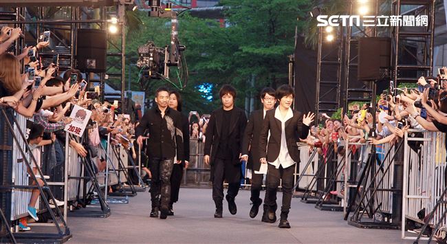 五月天出席第3部3D演唱會電影「五月天人生無限公司」首映。（記者邱榮吉/攝影）