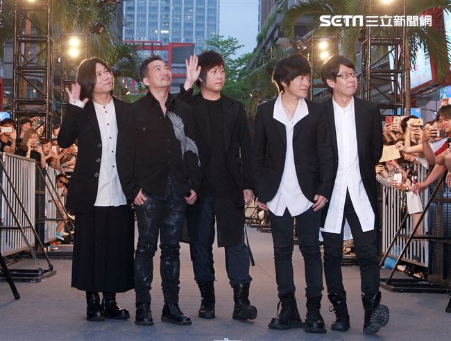 五月天出席第3部3D演唱會電影「五月天人生無限公司」首映。（記者邱榮吉/攝影）