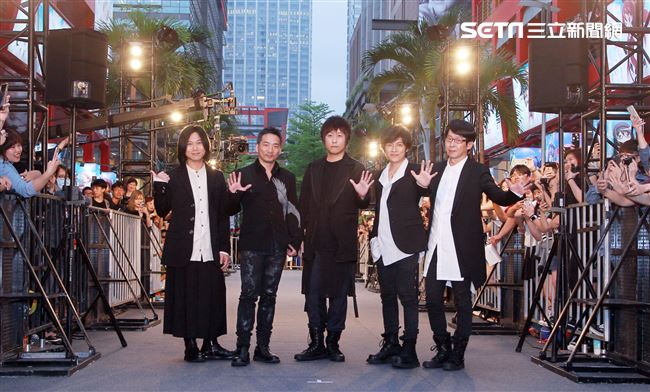 五月天出席第3部3D演唱會電影「五月天人生無限公司」首映。（記者邱榮吉/攝影）