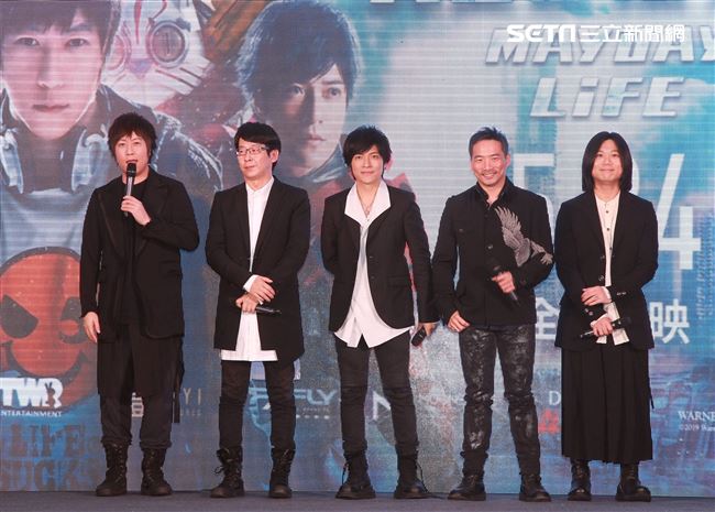 五月天出席第3部3D演唱會電影「五月天人生無限公司」首映。（記者邱榮吉/攝影）