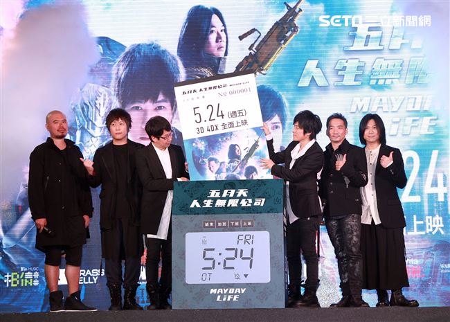 五月天出席第3部3D演唱會電影「五月天人生無限公司」首映。（記者邱榮吉/攝影）