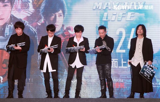 五月天出席第3部3D演唱會電影「五月天人生無限公司」首映。（記者邱榮吉/攝影）