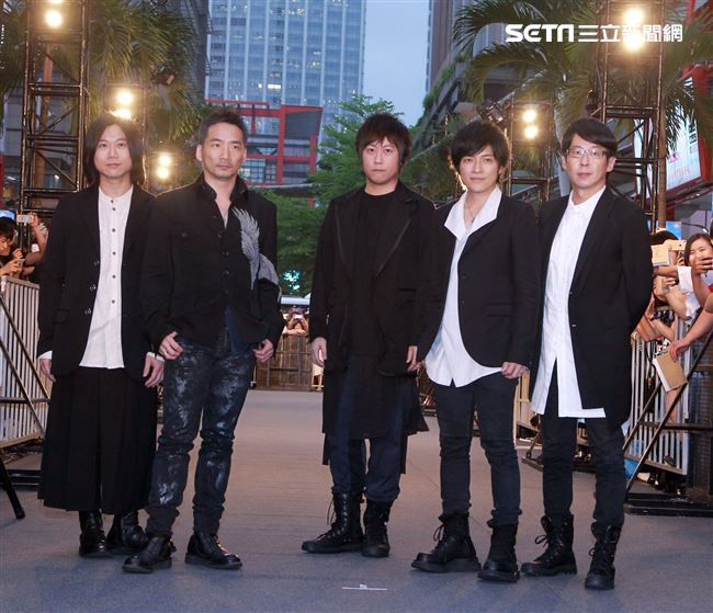 五月天出席第3部3D演唱會電影「五月天人生無限公司」首映。（記者邱榮吉/攝影）