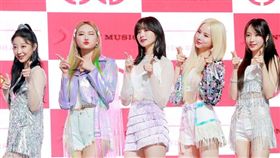 EXID記者會上話題圍繞哈妮與正花不續約。（圖／翻攝自TVDaily）