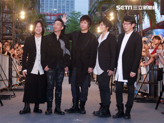 五月天出席第3部3D演唱會電影「五月天人生無限公司」首映。（記者邱榮吉/攝影）
