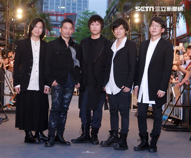 五月天出席第3部3D演唱會電影「五月天人生無限公司」首映。（記者邱榮吉/攝影）