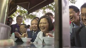 蔡英文總統15日下午參拜「大稻埕慈聖宮」後到附近店家喝四神湯。（圖／總統府提供）