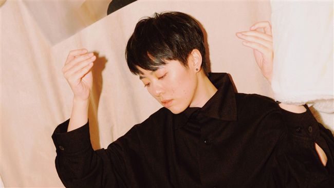 女歌手洗澡中入圍金曲！樂團巡迴聞訊