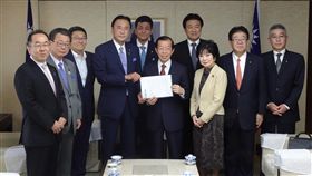 日國會議員挺台參加WHA　籲國際合作有287名日本國會議員參加的日華議員懇談會會長古屋圭司（前排右3）15日率團到位於東京的駐日代表處遞交力挺台灣參加世界衛生大會（WHA）的決議文，由駐日代表謝長廷（前排右2）接下。中央社記者楊明珠東京攝　108年5月15日