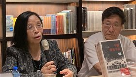 陸政經學者何清漣新書講座　「紅色滲透：中國媒體全球擴張的真相」一書作者、中國大陸政經學者何清漣（左）15日在誠品敦南店舉行新書講座，分享對媒體與政治文化的觀察。中央社記者陳政偉攝　108年5月15日