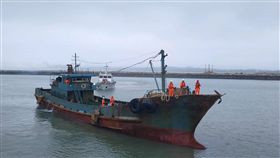 越界陸船遭驅離又折返　金門海巡押返調查海巡署金馬澎分署勤務人員15日在烏坵島近海發現一艘非法越界的無船名中國大陸籍船隻，經驅離後又趁機返回，海巡隨即強行登檢，將人船押返金門料羅港調查。（第九海巡隊提供）中央社記者黃慧敏傳真　108年5月15日