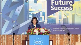 蔡總統出席2019歐洲日晚宴歐洲商會15日晚間在台北舉辦2019歐洲日晚宴，總統蔡英文率多名部會首長出席，並登台發表演說。中央社記者郭日曉攝　108年5月15日