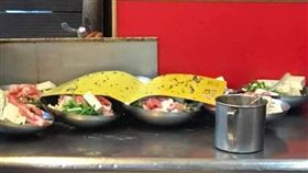 屏東臭臭鍋老闆娘備料蓋「用過蒼蠅板」（圖／翻攝自爆怨公社臉書）