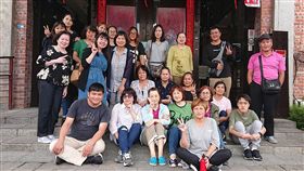 林依瑩卸任副市長後 前進部落擔任照服員前台中市副市長林依瑩（立者前排左3）卸任後，遷至達觀部落定居，更開辦培訓班，第一線推動長照服務。（林依瑩提供）中央社記者趙麗妍傳真　108年5月15日
