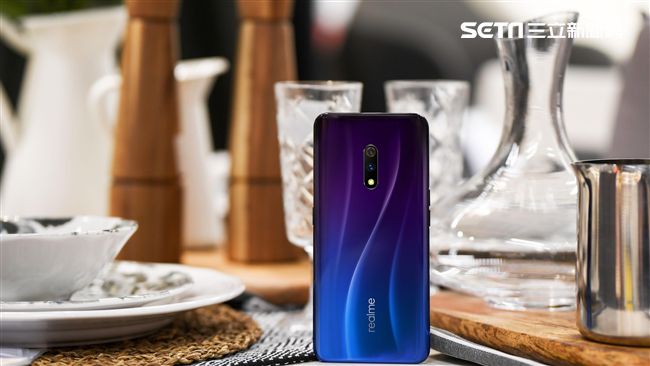 升降鏡頭！realme X越級現身