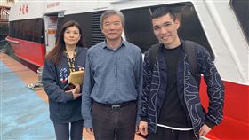 小三通馬尾航線劃下句點 最後一趟搭載1陸客小三通「兩馬」馬尾–馬祖航線通航18年，15日上午正式畫下句點，最後一趟航班僅搭載一名從馬尾入境馬祖的旅客鍾雄（右）。（連江縣交通旅遊局提供）中央社　108年5月15日