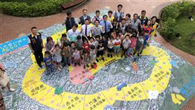 竹市府結合地形圖修測 推城市大富翁互動遊戲新竹市政府15日發表民國107年度數值航測地形圖修測成果，並延伸使用地形圖改造成互動遊戲「步行城市大富翁」及「九宮格立體拼圖」，讓民眾玩地圖遊竹市，落實科普、寓教於樂精神。中央社記者郭宣彣攝　108年5月15日