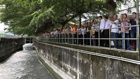 斗六大圳通水圳頭祭 滋潤雲嘉萬頃農田斗六大圳每年5月15日啟動通水灌溉期，雲林農田水利會上午由會長林文瑞率會務委員等人敬拜天地後，啟動水門通水。（雲林農田水利會提供）中央社記者葉子綱傳真 108年5月15日