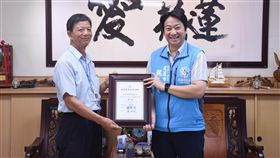 花蓮市節電有成 去年夏天節電逾709萬度台電日前公布「全國22縣市節電冠軍地圖」大數據調查，花蓮市名列其中，去年6月到9月共有4萬1484戶加入節電行列，使用的度數和前年同期相比，節電度數超過709萬度。台電花蓮區處處長蘇建財（左）15日頒發獎狀給花蓮市長魏嘉賢（右）。（花蓮市公所提供）中央社記者李先鳳傳真　108年5月15日