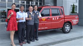 餅舖走過震災重生 捐贈災勘車回饋社會苗栗縣卓蘭鎮江記永安喜餅走過九二一震災重生，董事長江金榮（左2）為回饋社會，15日捐贈一輛造價新台幣120萬元的災情勘查車給苗栗縣消防局，縣長徐耀昌（右2）、消防局長徐新淵（右）代表受贈。（苗栗縣政府提供）中央社記者管瑞平傳真　108年5月15日