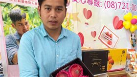 不怕假消息中傷 盧旺昇加碼捐芒果助植物人屏東青農盧旺昇連續第4年捐贈芒果給創世基金會屏東分院義賣，他表示，奶奶曾經臥床，當時無法陪伴在側，成為一輩子的遺憾，奶奶往生後，他跟隨奶奶的善心，隨時助人。（創世基金會屏東分院提供）中央社記者郭芷瑄傳真 108年5月15日