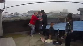 湖南女子鬧跳樓，老公在樓下看熱鬧。(圖/翻攝自梨視頻)