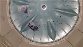 網友在洗衣機底發現兩張千元鈔。(圖/翻攝自爆廢公社)