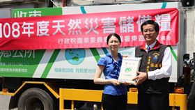 儲備公糧 花蓮0206地震曾派上用場農糧署東區分署今年準備100公噸公糧白米，無償供應宜花東儲備防救災所需，14日上午舉行供撥儀式，農糧署東區分署長陳昌岑（左）、花蓮縣政府社會處長張逸華（右）出席，將20公噸新期白米交由花蓮縣儲備。中央社記者李先鳳攝　108年5月14日