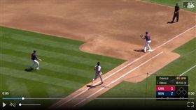 ▲大谷翔平投手前反彈球，雙城發生失誤讓大谷跑上二壘。（圖／翻攝自CUT4）