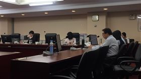 同婚登記和伴侶註記落差 北市將和中央研議解決台北市開放預約登記24日同婚，多名市議員14日指出逾700對同性伴侶註記者仍未預約，盼有緩衝期；民政局長藍世聰（前右）說，會持續和內政部討論關於註記和同婚登記間的落差處理。中央社記者黃麗芸攝　108年5月14日