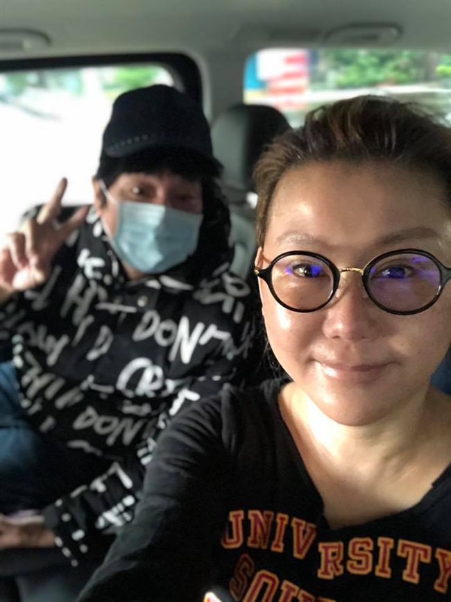 曹西平(左)生前與藍心湄交好。(圖/翻攝臉書)