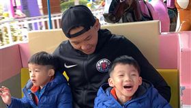 陳建州經常帶著雙胞胎兒子飛飛與翔翔。（圖／翻攝自黑人臉書）