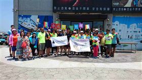 澎湖鎮海國中師生追夢 帆船72小時香港回馬公澎湖鎮海國中執行「小夢想‧大志氣」追夢計畫，4名學生自香港駕駛機帆船，在海上歷經72小時、航行350浬，13日平安返回馬公港，家長與師長熱情迎接。（澎湖鎮海國中提供）中央社　108年5月13日