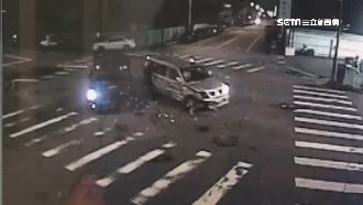 闖燈釀連環撞　路邊車輛、娃娃機遭殃