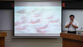 活化海洋 澎縣府推動產卵期禁捕為打造海洋生物永續環境，澎湖縣政府13日邀請澎湖知名海洋生物研究專家、前水試所澎湖海洋研究中心主任蔡萬生（圖）就「澎湖永續漁業十大課題與對策」專題報告。（澎湖縣政府提供）中央社　108年5月13日