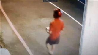 紅衣紅帽送「炸彈蛋塔」盒！畫面曝光